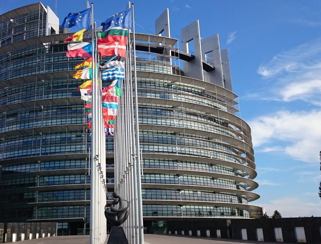 eu byggnad med flaggor framför